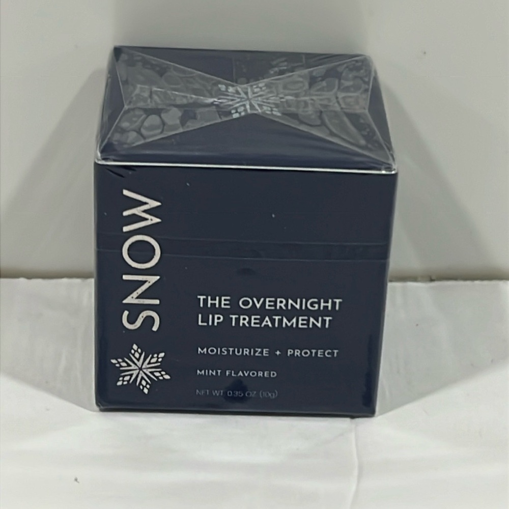 Snow overnight lip treatment